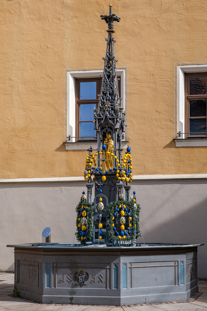 Marienbrunnen im Osterschmuck