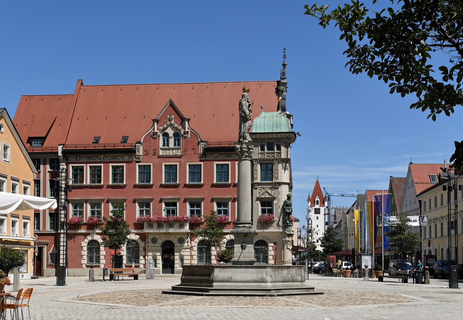 Marienbrunnen mit Rathaus, Mindelheim, Juli 2017