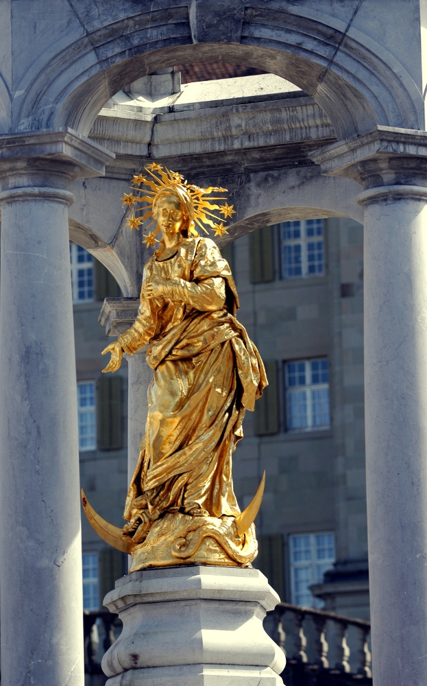 Marienbrunnen vor der Klosterkirche Einsiedeln