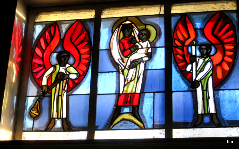 Marienfenster der Dorfkirche St. Petrus Deuchelried
