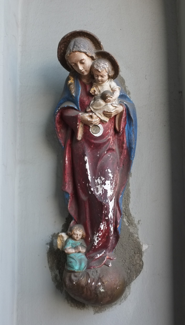 Marienfigur mit Jesuskind und Engel