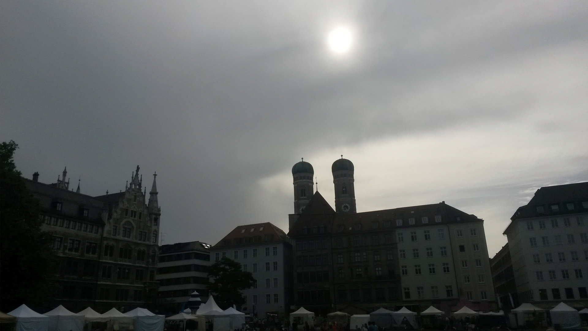 Marienhof München mit Neuem Rathaus und Dom