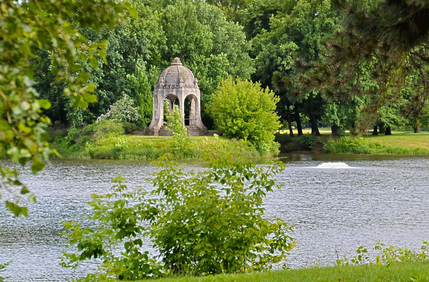 Marieninsel mit dem Marientempel am Adolf-Mittag-See