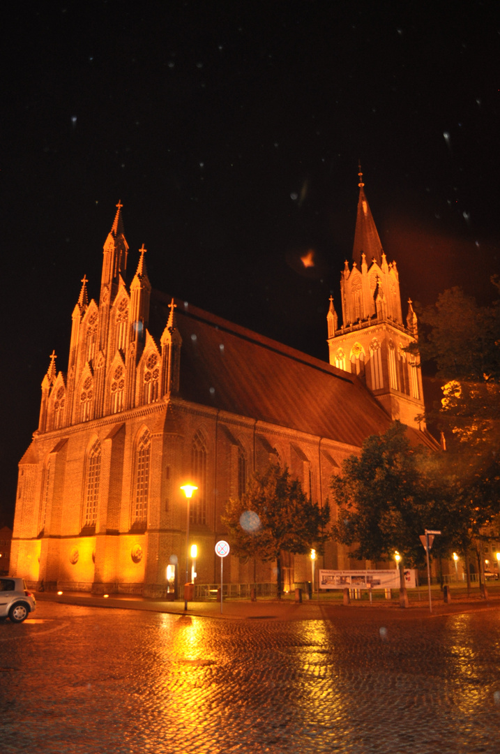 Marienkirche bei Nacht und leichtem Regen