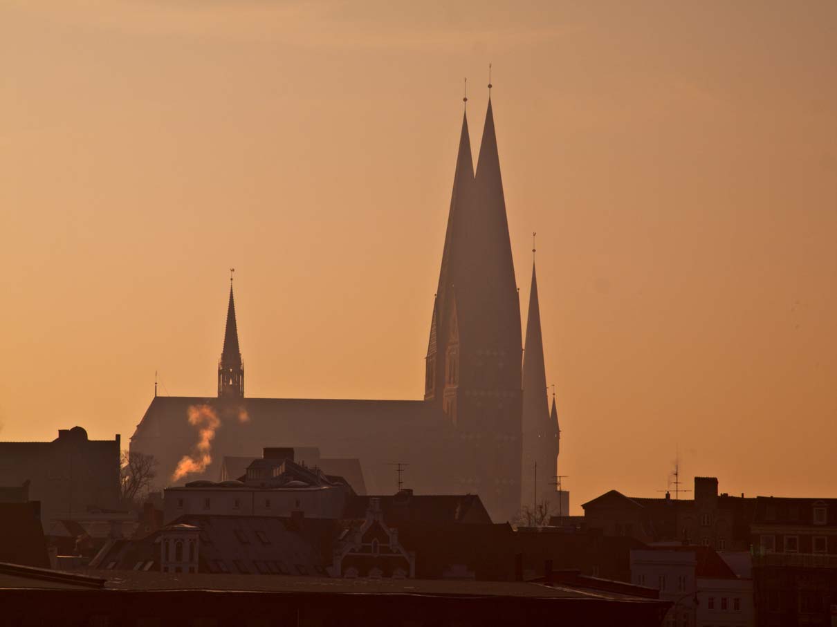 Marienkirche Luebeck im herbstlichen Gegenlicht