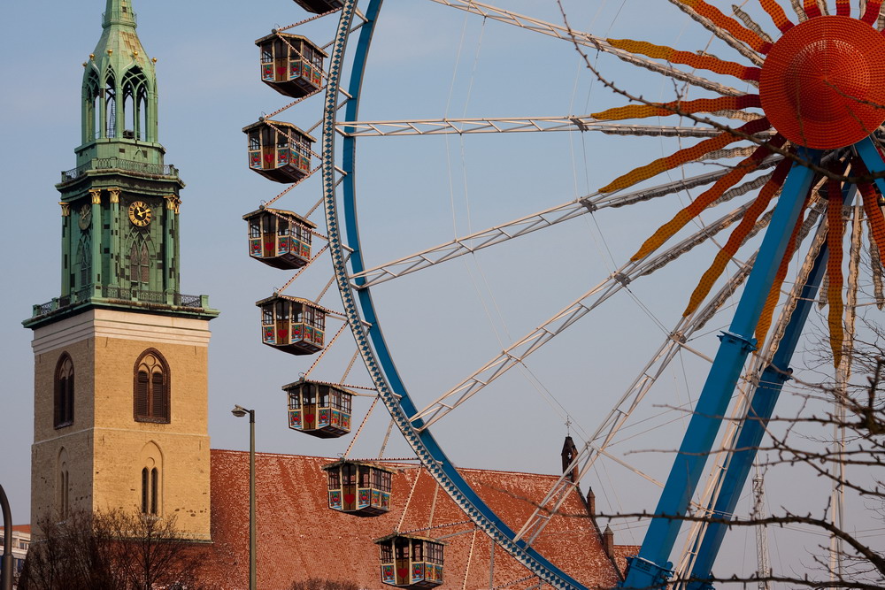 Marienkirche mit Riesenrad am Weihnachtsmarkt Alexanderplatz