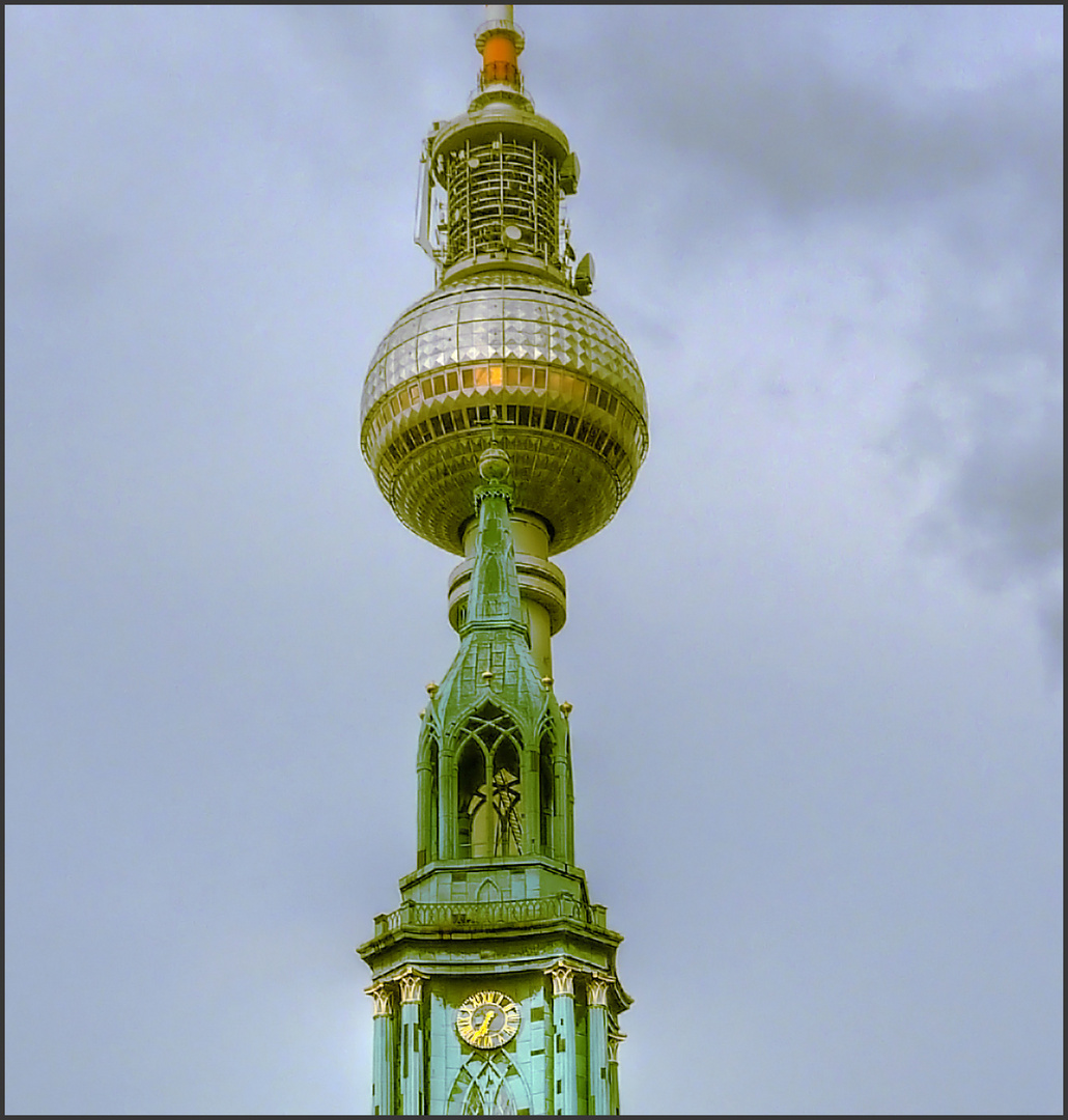 Marienkirche vor dem Berliner Fernsehturm