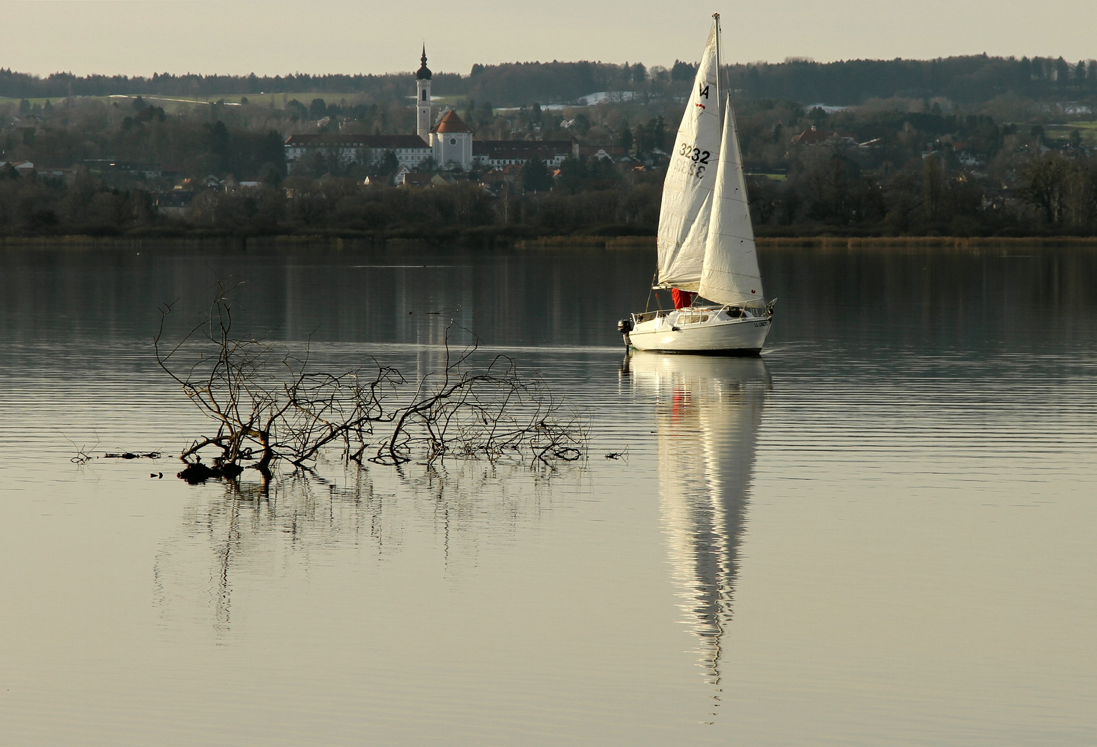 Marienmünster hinter Segelboot