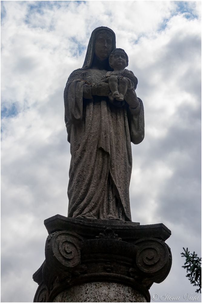 Mariensäule auf der Grabstätte von Anna Büttner auf dem Berg des Sankt-Matthias-Friedhofs