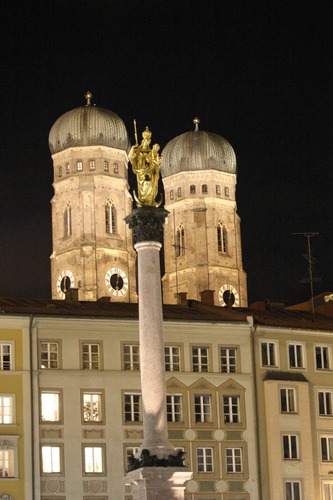 Mariensäule bei Nacht in München