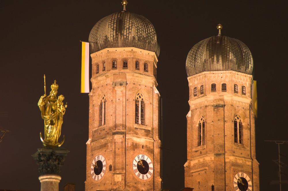 Mariensäule und Frauentürme bei Nacht