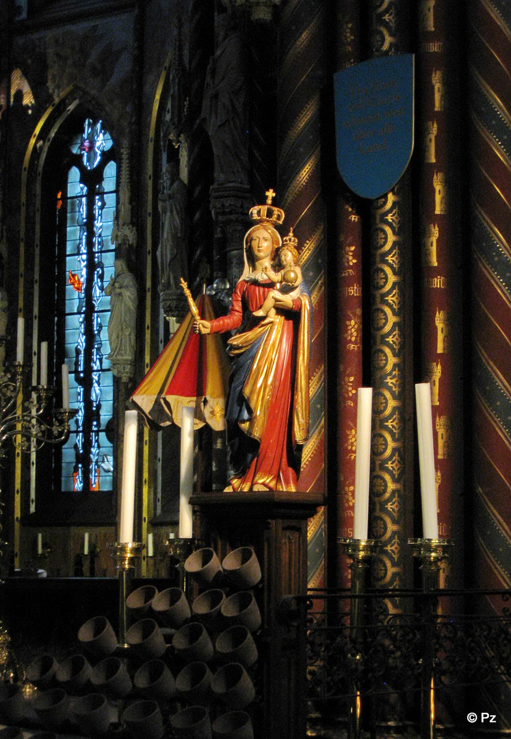 Marienskulptur in der Basilika von Kevelaer ...