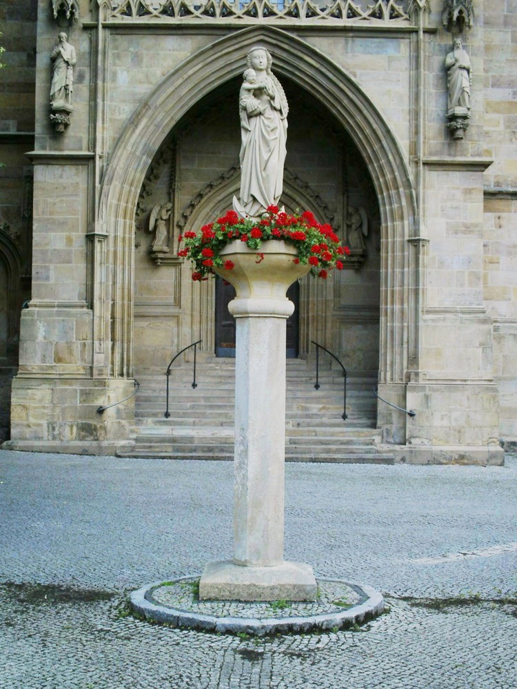 Marienstatue am Erfurter Dom