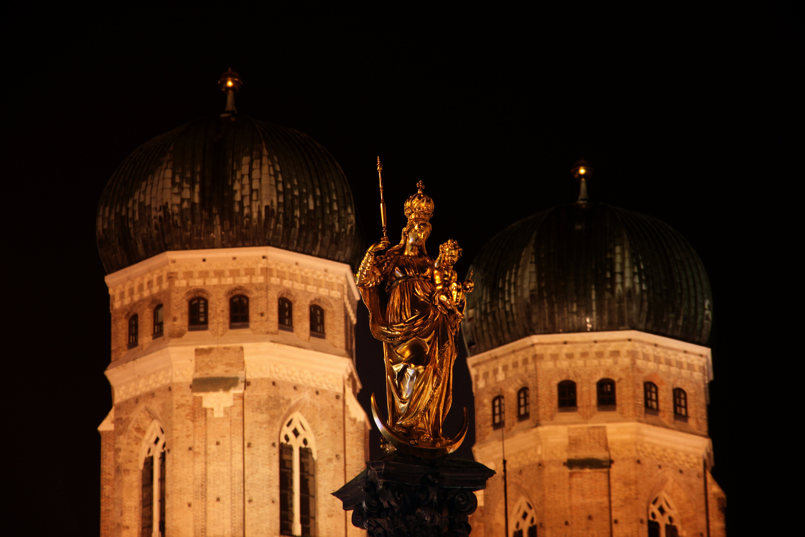 Marienstatue bei Nacht