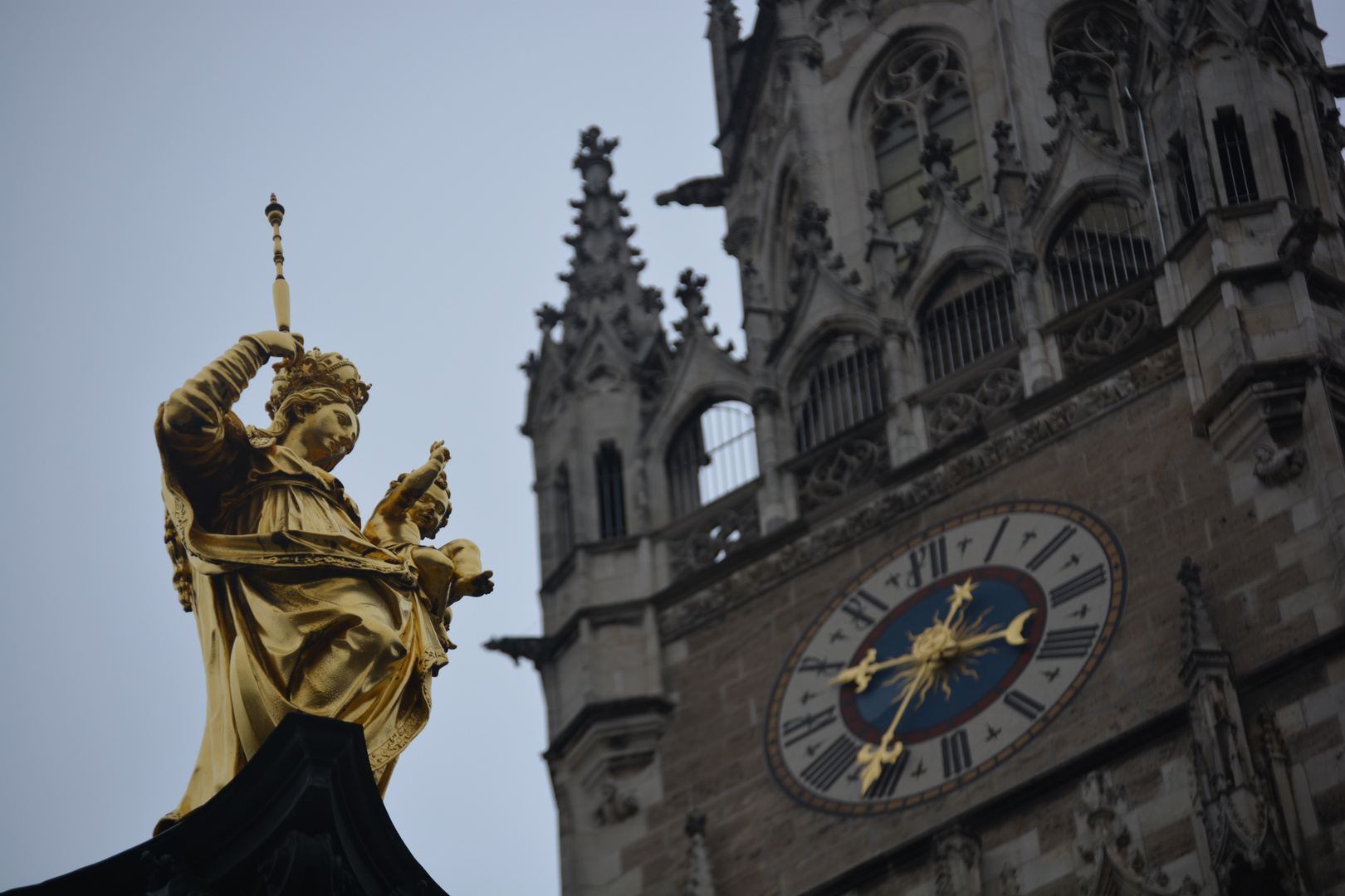 Marienstatue mit Rathausuhr München