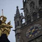 Marienstatue mit Rathausuhr München