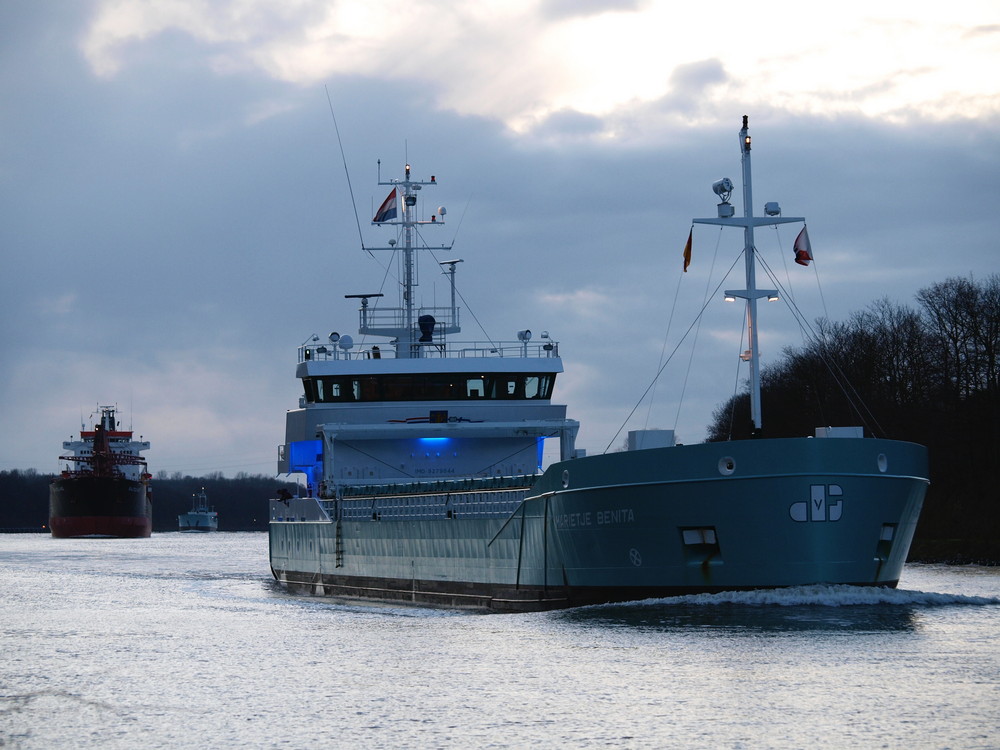 MARIETJE BENITA .... die mit dem Blaulicht ! Auf dem Nord-Ostsee-Kanal.