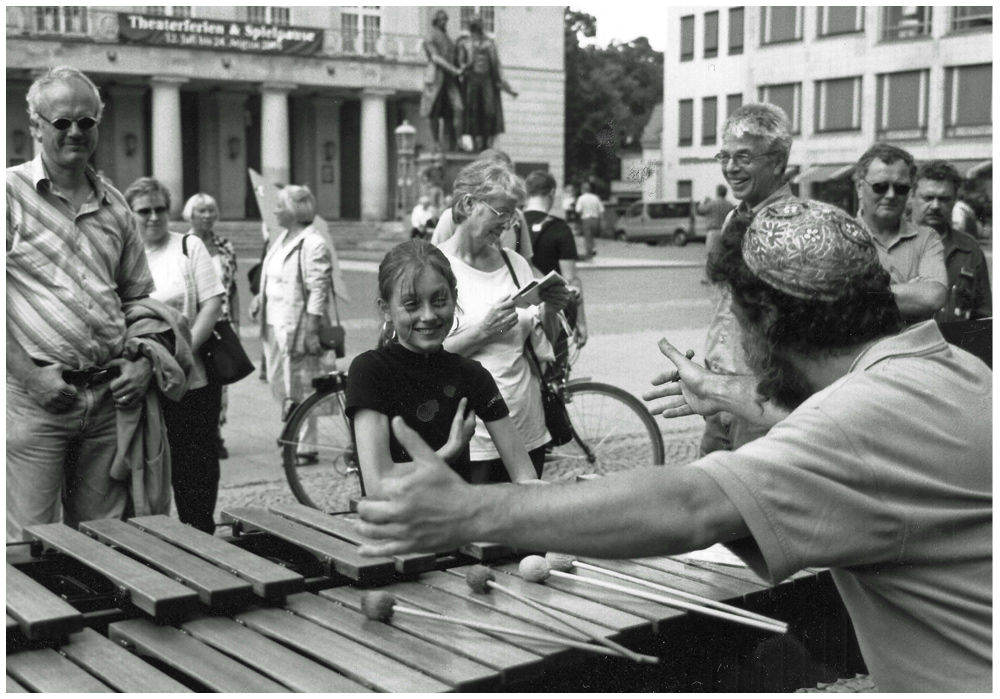 Marimbaspieler und das Mädchen in Weimar - Strassenmusiker Alex Jacobowitz