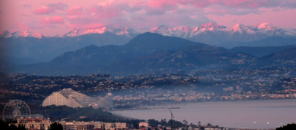 Marina baie des anges vu d'Antibes