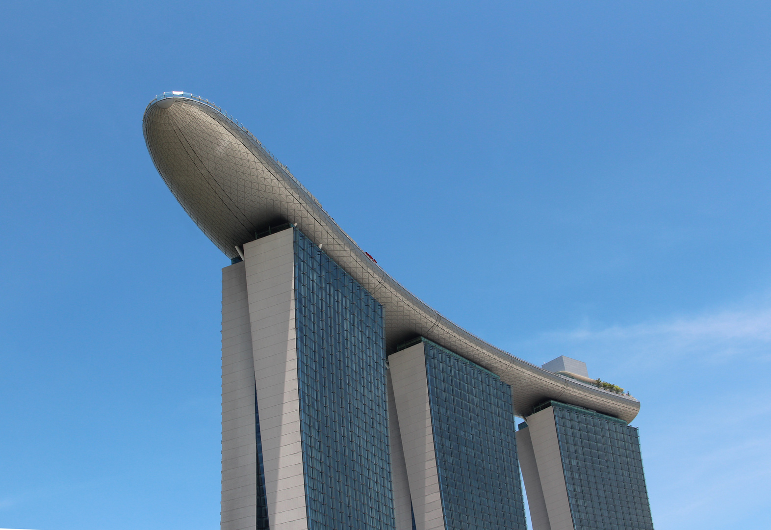 Marina Bay Sands Hotel     " Blick von unten "