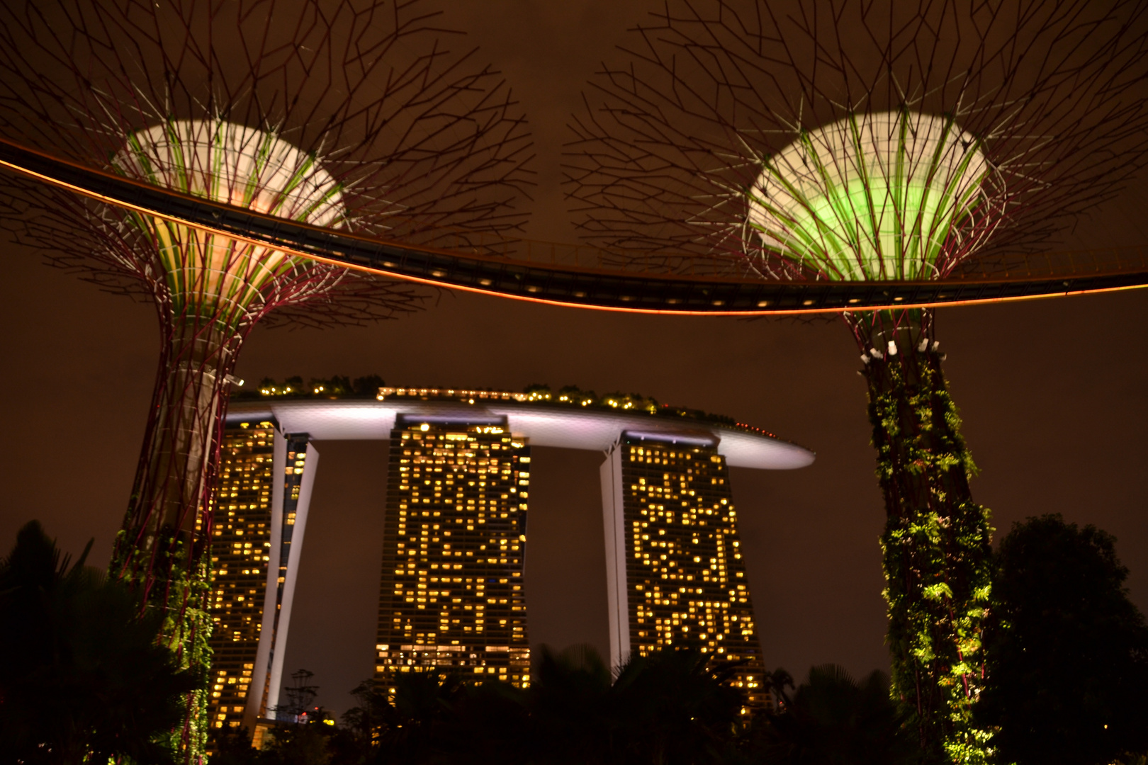 Marina Bay Sands Hotel hinter den Kunstbäumen des Gardens by the Bay.