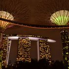 Marina Bay Sands Hotel hinter den Kunstbäumen des Gardens by the Bay.