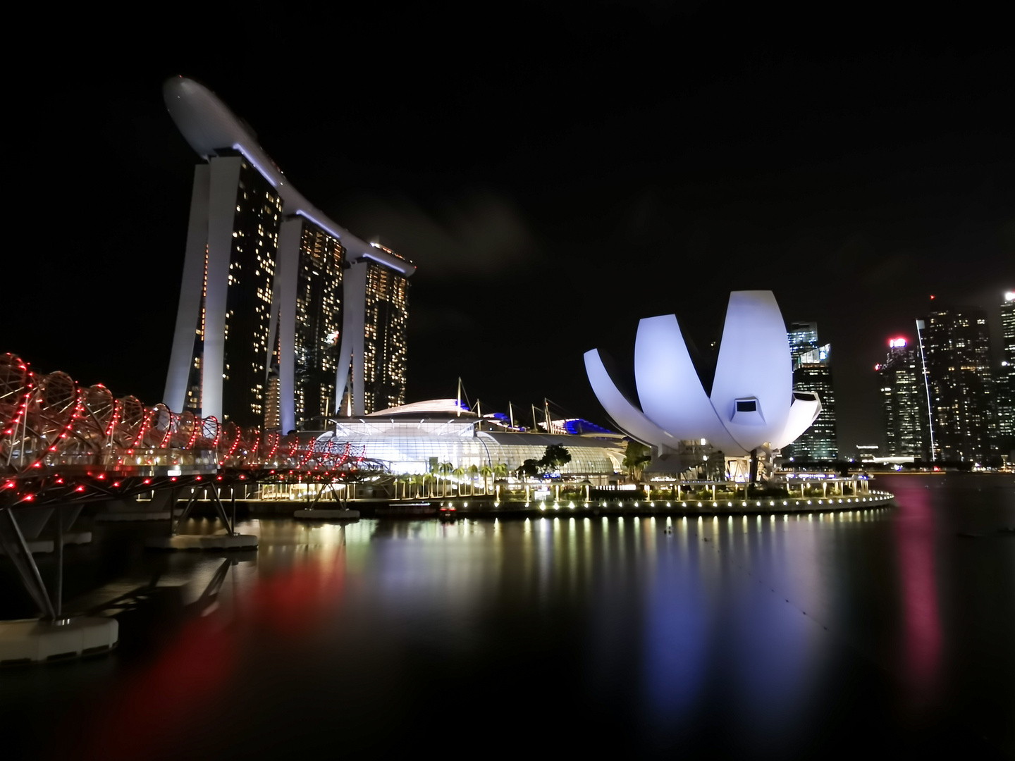 Marina Bay Sands Hotel mit Helix Brücke