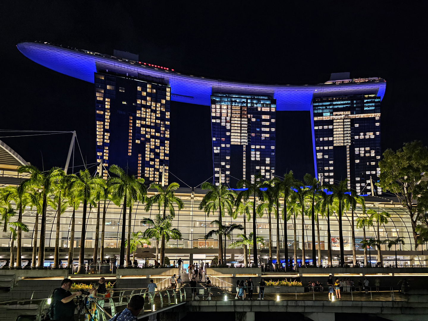 Marina Bay Sands mit blauem Surfbrett