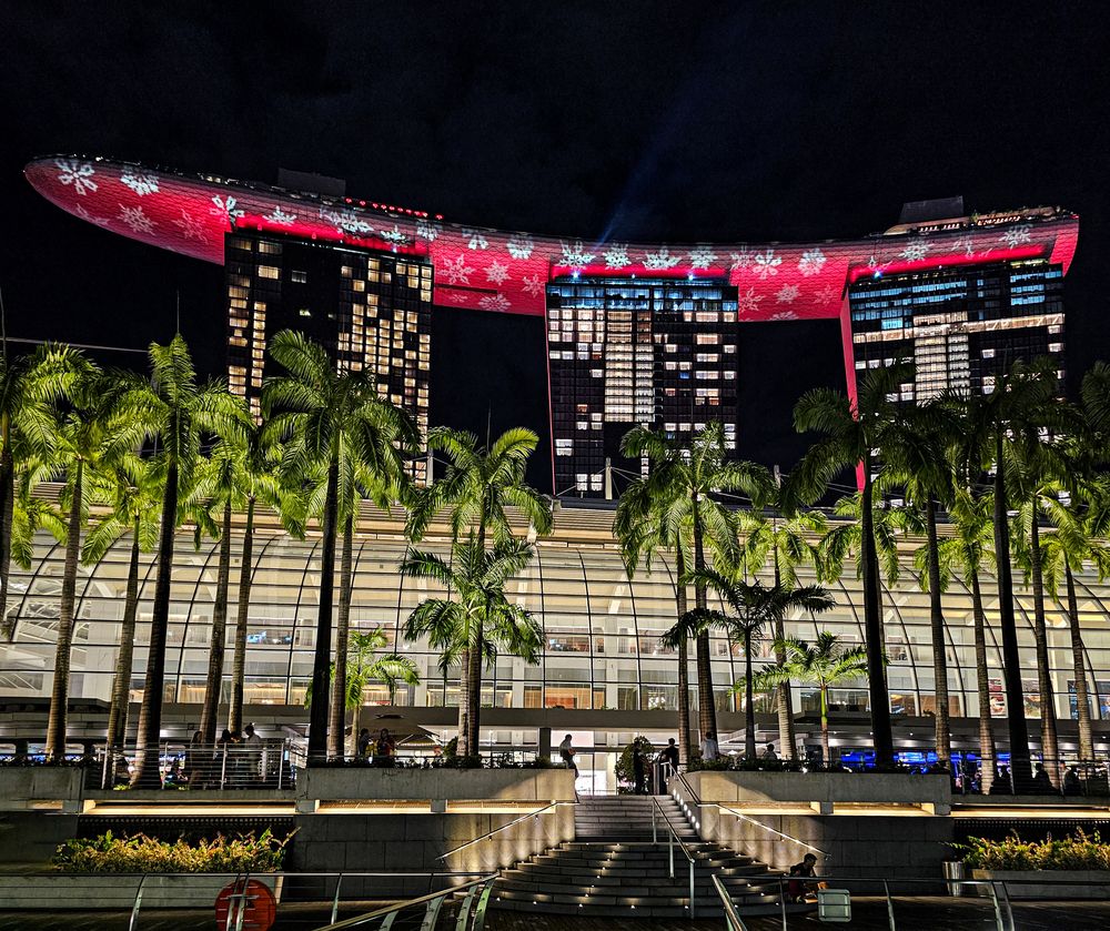 Marina Bay Sands mit pinkem Weihnachts-Surfbrett