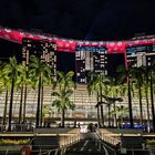 Marina Bay Sands mit pinkem Weihnachts-Surfbrett