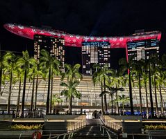 Marina Bay Sands mit pinkem Weihnachts-Surfbrett