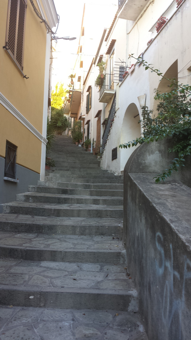 Marina della Lobra Treppen hinauf zur Kirche