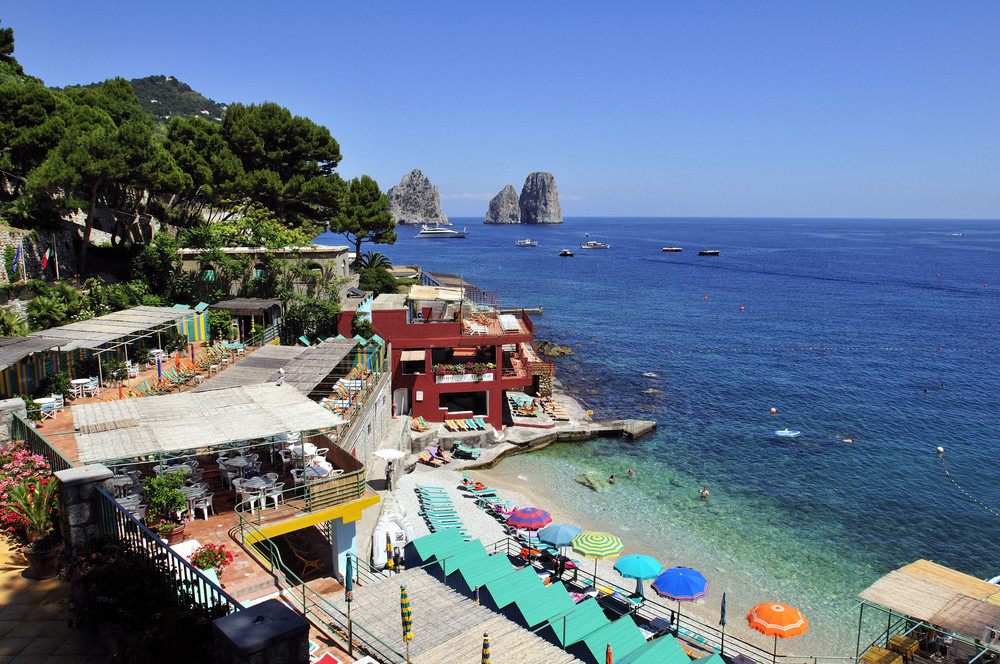 Marina Piccola mit Faraglioni-Felsen bei Capri