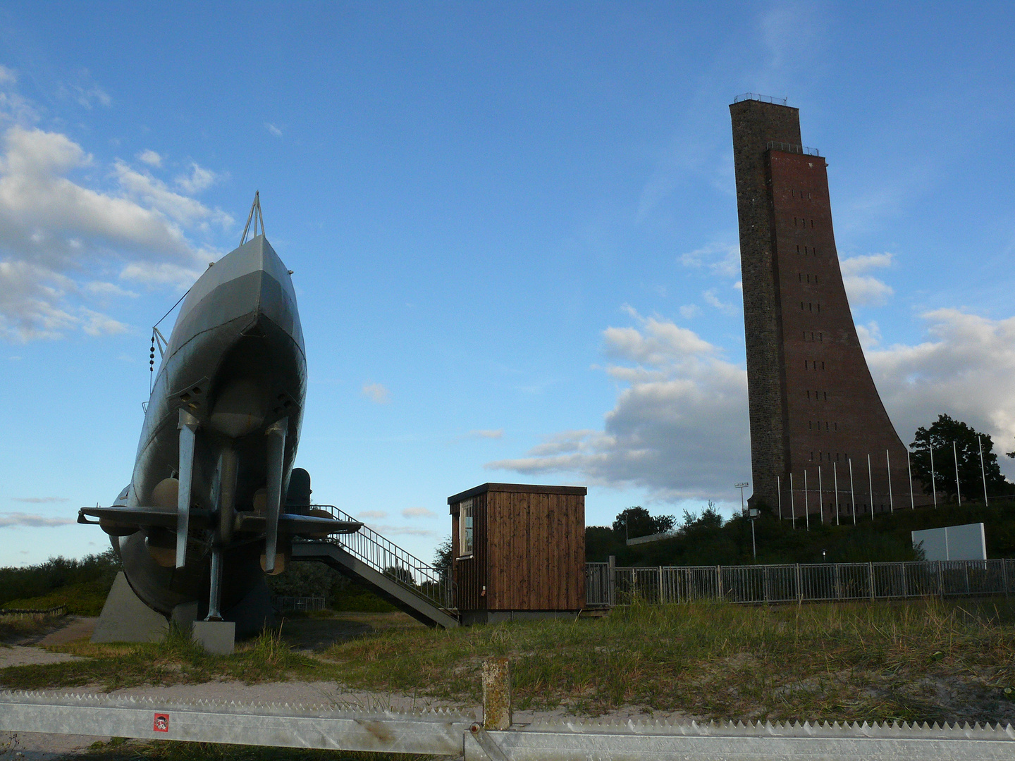 Marine-Ehrenmal u. U 995 in Laboe