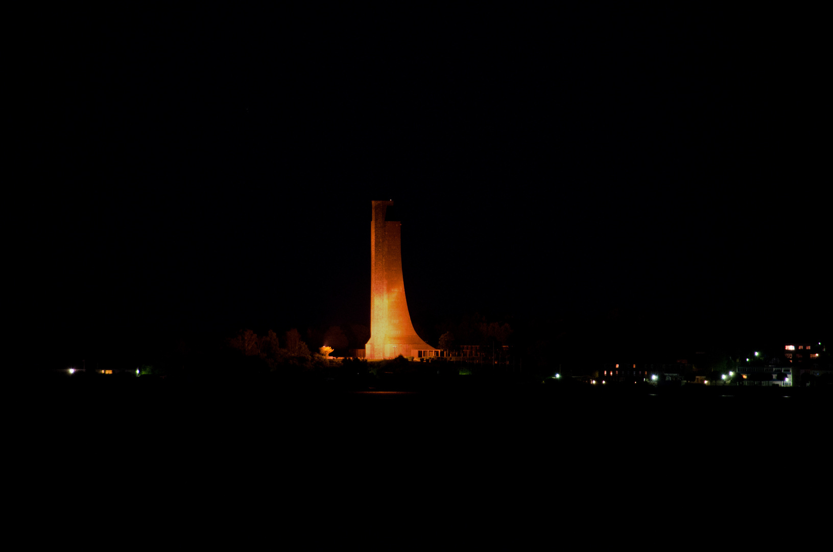 Marineehrenmal bei Nacht