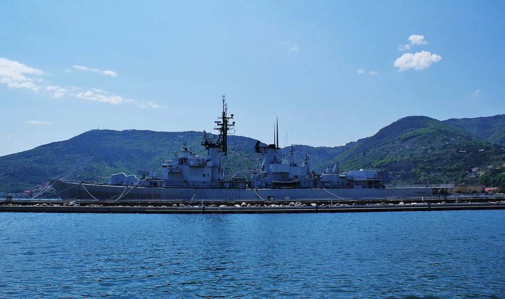 Marinekriegsschiff in La Spezia