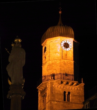 Marinplatz Weilheim Kirche mit Marinsäule