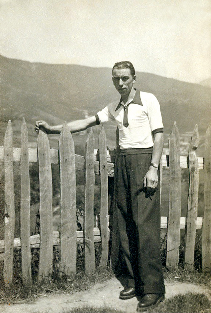 Mario dinanzi all'impalancata fatta con pali di castagno come si usava una volta - anni 50