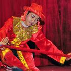 Marionettenspieler in Myanmar eröffnet die Vorstellung