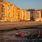 Mariscando con la marea baja y la puesta de sol