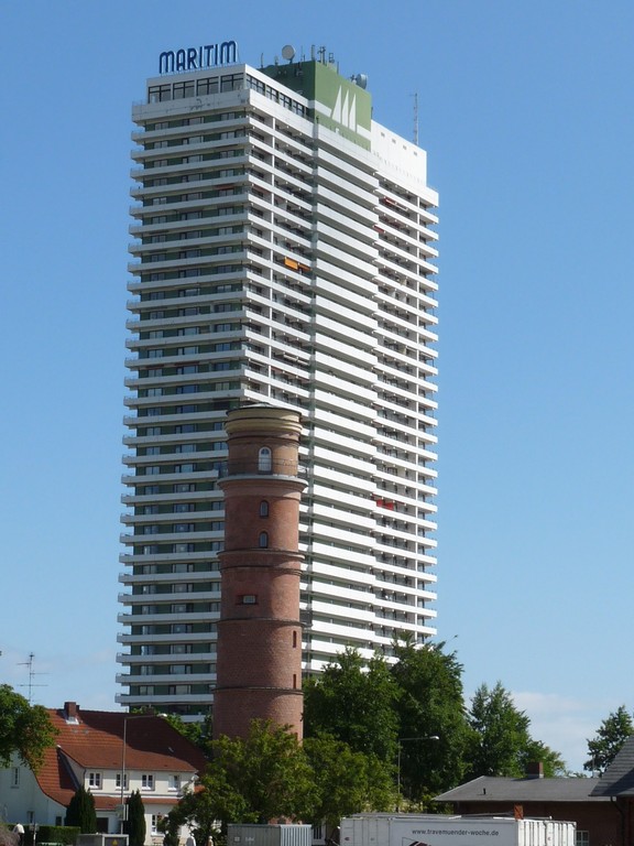 ...Maritim Travemünde mit dem alten Leuchtturm....