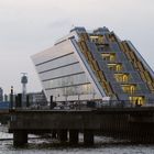 Maritime Architektur an der Elbe in Hamburg im Abendlicht