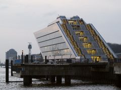Maritime Architektur an der Elbe in Hamburg im Abendlicht