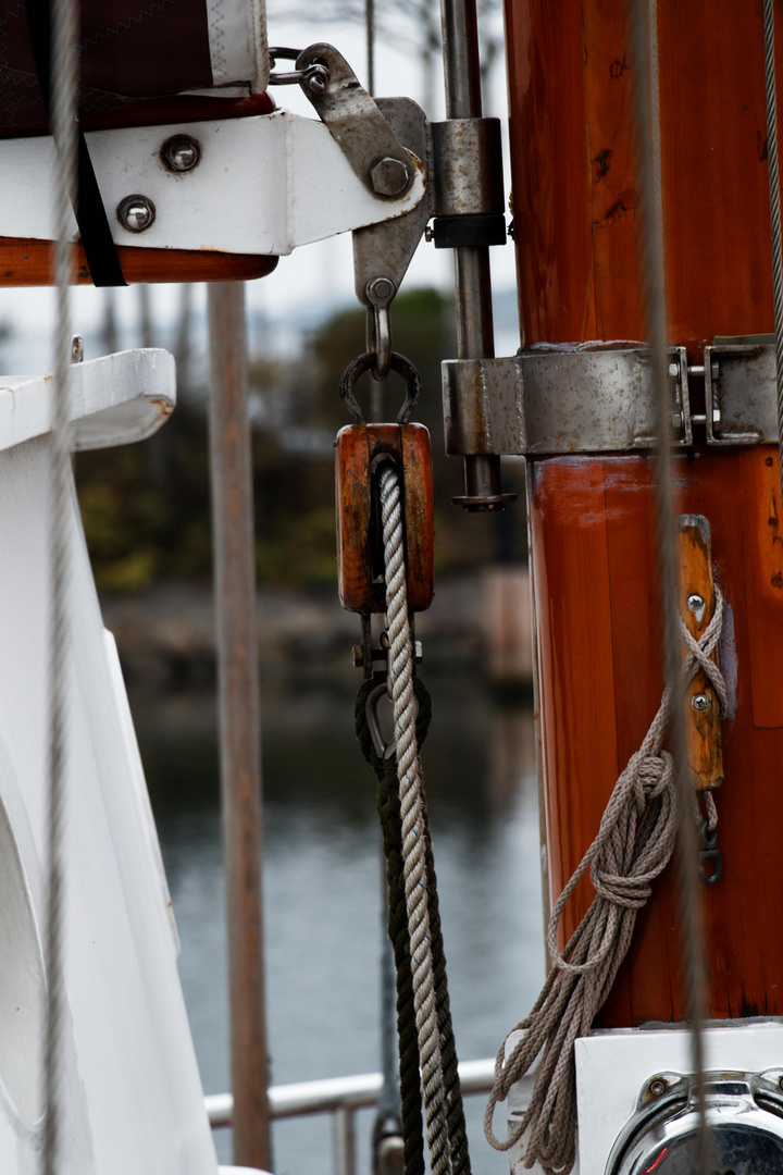 Maritime Details an einem traditionellen Segler