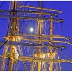 Maritime Impression zur -- blaue Stunde & der Mond schaut zu -- am 4.10.2014 in Bremerhaven