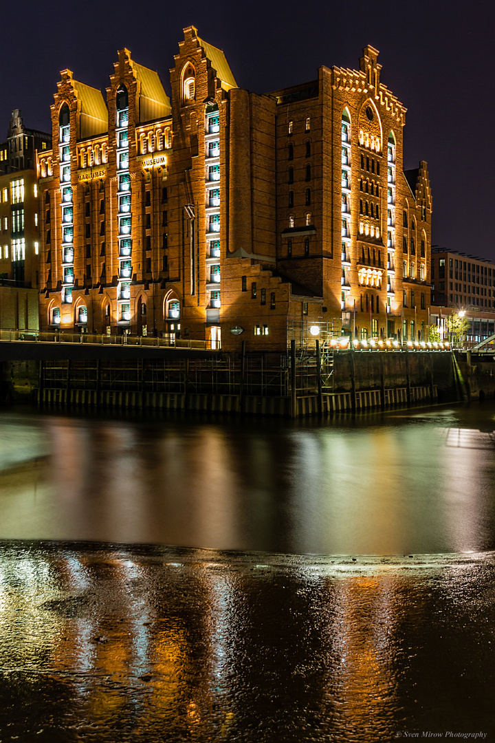 Maritimes Museum in der Speicherstadt bei Nacht (und Ebbe)