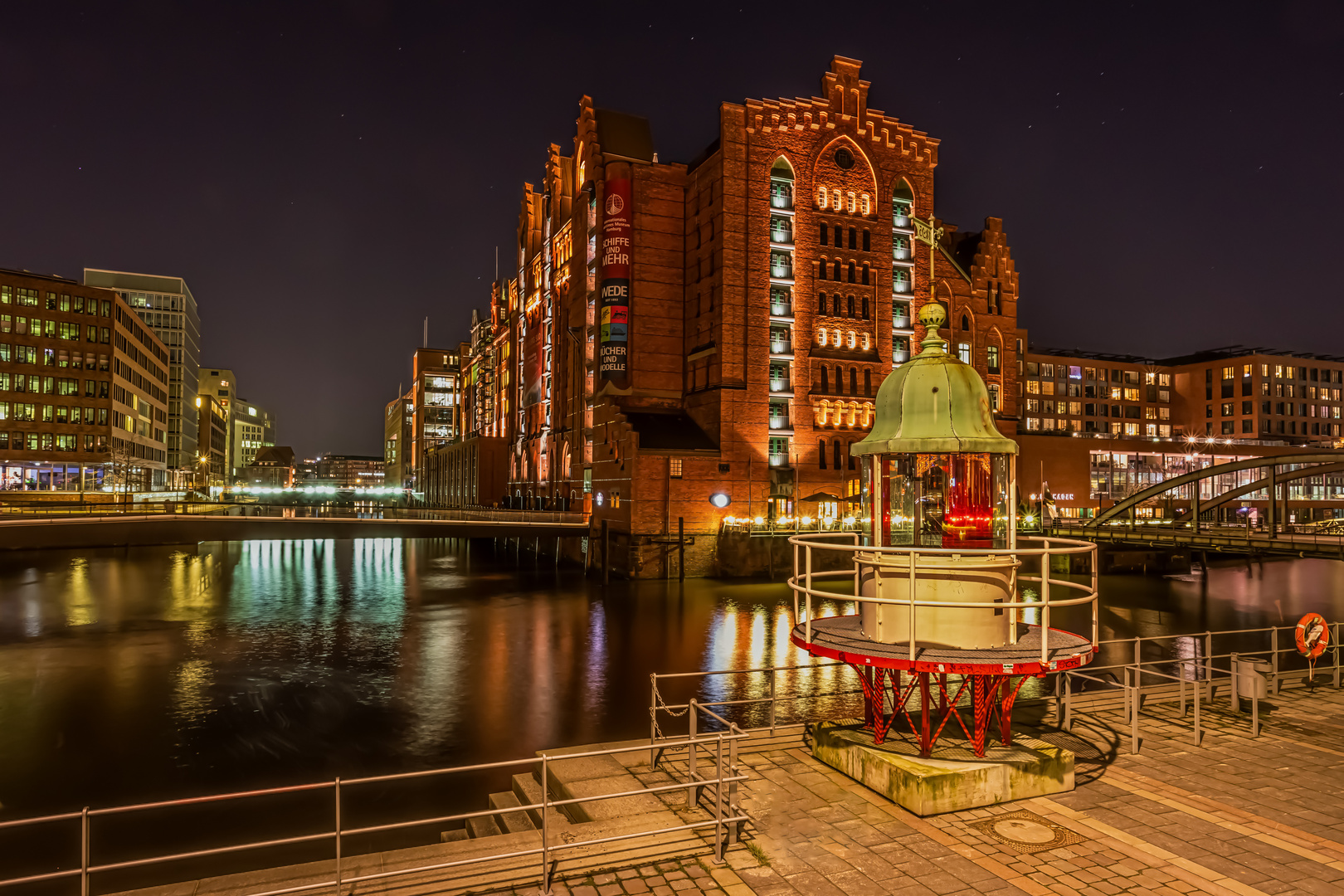 Maritimes Museum mit Leuchtturm/Leuchtfeuer ...