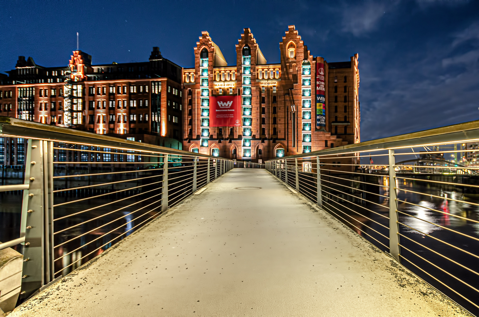 Maritimes Museum und die Léon-Brücke