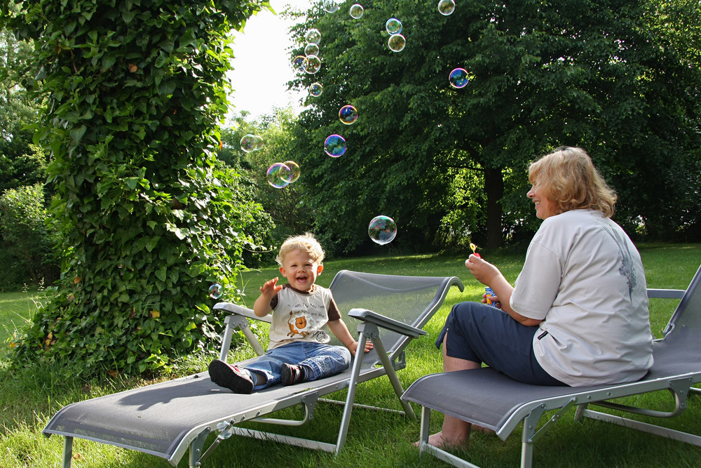 Marius, Oma Heidrun und 19 Seifenblasen