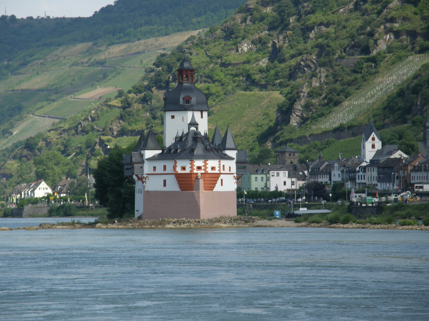 Markgrafenstein mitten im Rhein